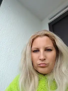 Snapshot of Divineblond chatting on May 17, 2026, 3:30 pm Divineblond online show from May 17, 2026, 3:30 pm