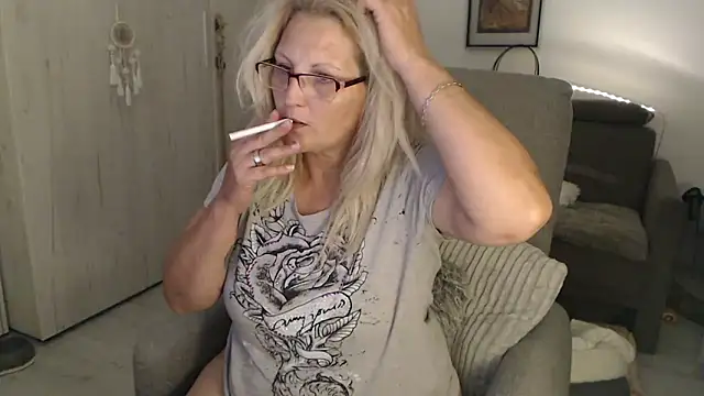 Snapshot of Divineblond chatting on May 27, 2026, 11:35 pm Divineblond online show from May 27, 2026, 11:35 pm