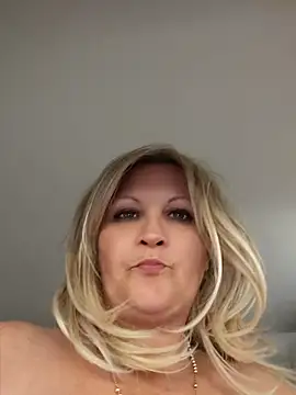 Snapshot of Divineblond chatting on June 1, 2026, 11:06 pm Divineblond online show from June 1, 2026, 11:06 pm