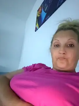 Snapshot of Divineblond chatting on June 3, 2026, 10:26 pm Divineblond online show from June 3, 2026, 10:26 pm