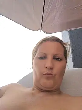 Snapshot of Divineblond chatting on June 5, 2026, 12:44 pm Divineblond online show from June 5, 2026, 12:44 pm