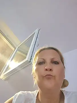 Snapshot of Divineblond chatting on June 10, 2026, 8:30 pm Divineblond online show from June 10, 2026, 8:30 pm