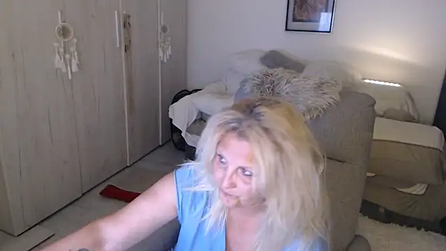 Snapshot of Divineblond chatting on June 15, 2026, 9:06 pm Divineblond online show from June 15, 2026, 9:06 pm