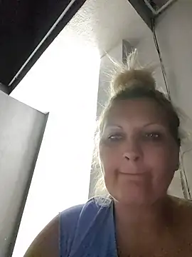 Snapshot of Divineblond chatting on June 17, 2026, 7:37 pm Divineblond online show from June 17, 2026, 7:37 pm