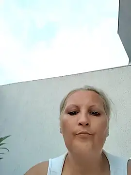Snapshot of Divineblond chatting on July 3, 2026, 6:14 pm Divineblond online show from July 3, 2026, 6:14 pm