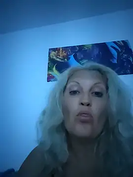 Snapshot of Divineblond chatting on July 5, 2026, 10:28 pm Divineblond online show from July 5, 2026, 10:28 pm