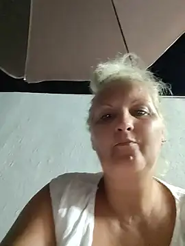 Snapshot of Divineblond chatting on July 6, 2026, 8:55 pm Divineblond online show from July 6, 2026, 8:55 pm