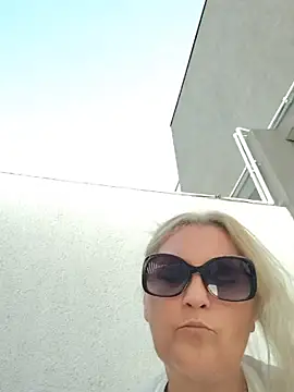 Snapshot of Divineblond chatting on July 10, 2026, 6:10 pm Divineblond online show from July 10, 2026, 6:10 pm