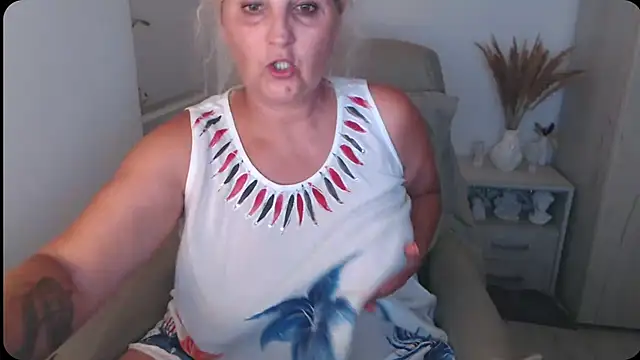 Snapshot of Divineblond chatting on July 20, 2026, 10:01 pm Divineblond online show from July 20, 2026, 10:01 pm