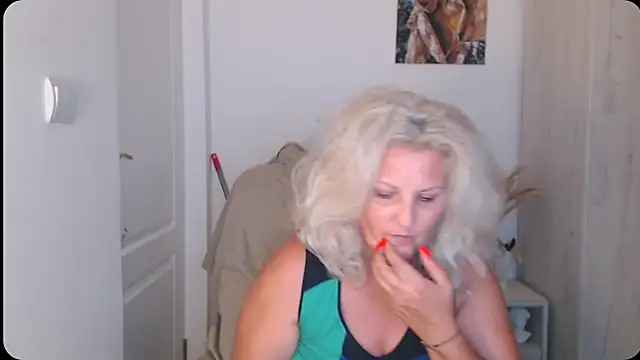 Snapshot of Divineblond chatting on July 23, 2026, 1:58 am Divineblond online show from July 23, 2026, 1:58 am