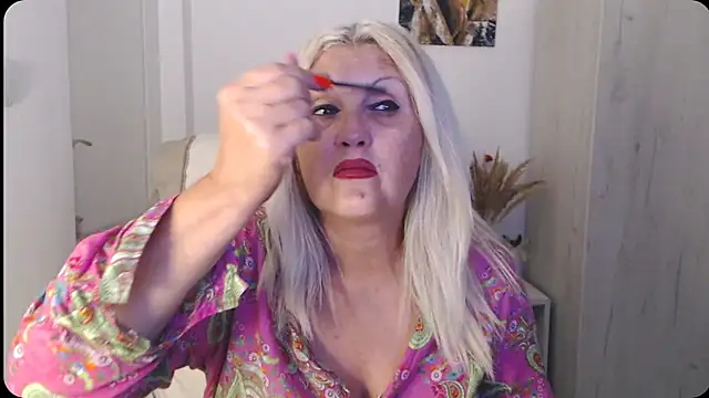 Snapshot of Divineblond chatting on July 25, 2026, 11:46 pm Divineblond online show from July 25, 2026, 11:46 pm