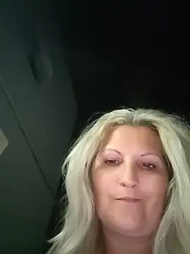 Snapshot of Divineblond chatting on July 28, 2026, 8:52 pm Divineblond online show from July 28, 2026, 8:52 pm