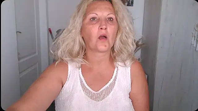 Snapshot of Divineblond chatting on August 2, 2026, 2:04 pm Divineblond online show from August 2, 2026, 2:04 pm