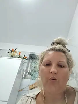Snapshot of Divineblond chatting on August 6, 2026, 4:53 pm Divineblond online show from August 6, 2026, 4:53 pm
