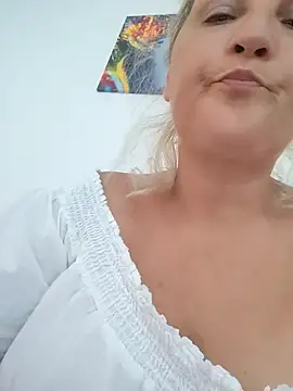 Snapshot of Divineblond chatting on August 7, 2026, 11:01 am Divineblond online show from August 7, 2026, 11:01 am