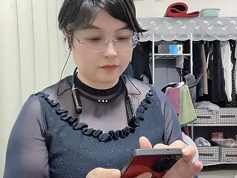 SOPHIA-LXL online show from May 6, 2026, 3:06 pm