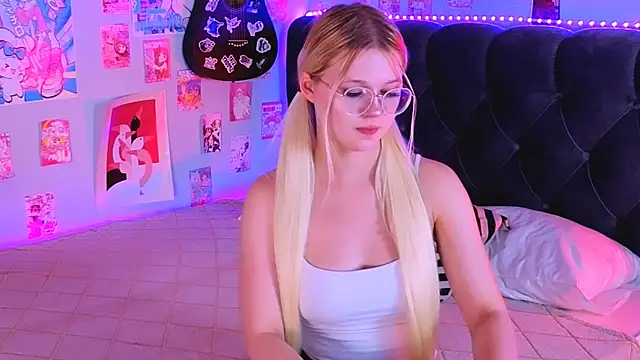 LunariaFox online show from July 15, 2026, 2:44 pm