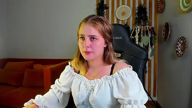 EllaBells online show from June 8, 2026, 4:57 am