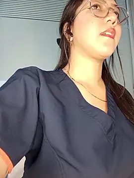Chloe Thomsoon  online show from May 3, 2026, 8:26 pm