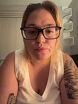 Snapshot of SecretRavenXO chatting on June 7, 2026, 10:02 pm SecretRavenXO online show from June 7, 2026, 10:02 pm