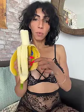 Snapshot of Yasmiinee chatting on May 15, 2026, 2:35 pm Yasmiinee online show from May 15, 2026, 2:35 pm