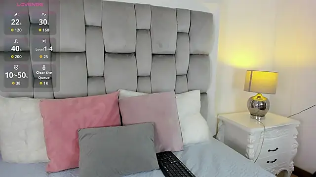 sofia  thompson online show from April 29, 2026, 11:47 am