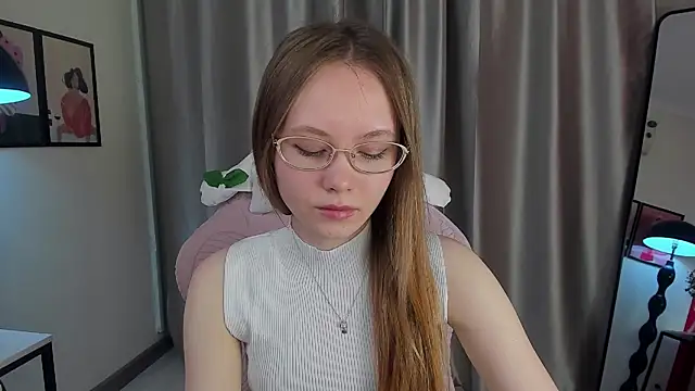 FloraLarsson online show from May 15, 2026, 3:46 am