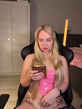 Kitty-Kelsi online show from June 12, 2026, 9:19 am