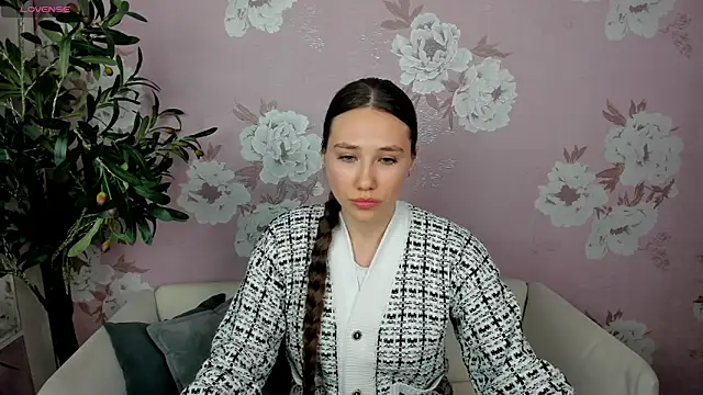 FreddaCordaro online show from April 30, 2026, 12:11 pm