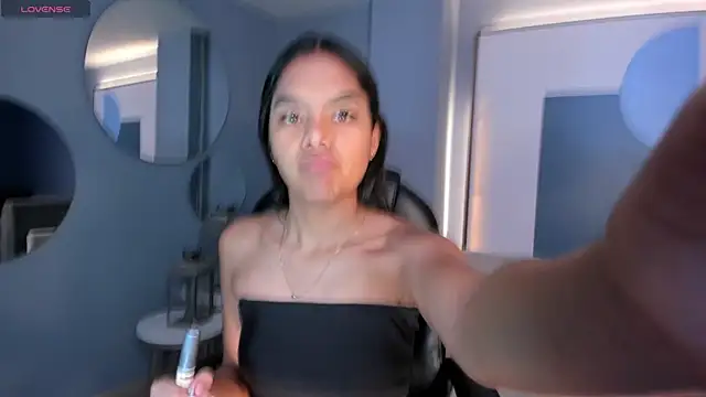 SaphiraJames online show from June 21, 2026, 2:03 am