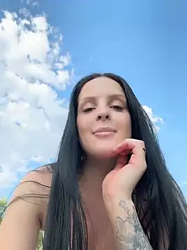 Evaryn online show from May 18, 2026, 1:17 pm
