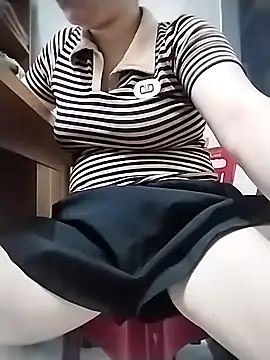 Girl lovebaby online show from May 18, 2026, 2:29 am