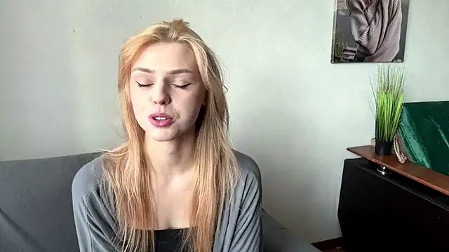 ScarlettRosy online show from May 28, 2026, 4:10 am