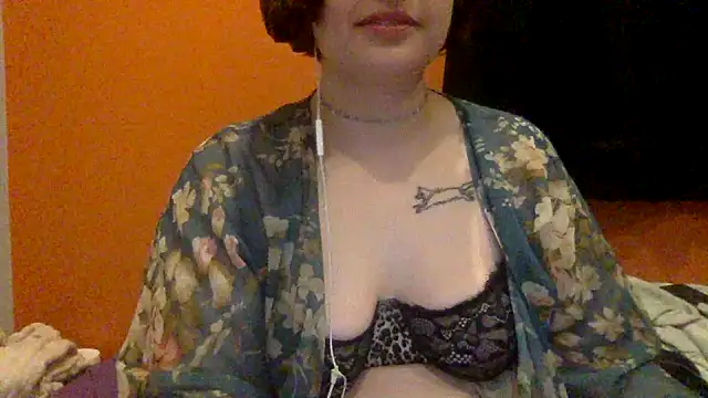 moniqueisalovergirl online show from May 8, 2026, 2:17 am