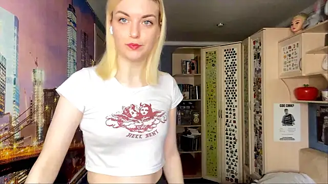 Snapshot of MonicaHolt chatting on May 14, 2026, 10:22 am MonicaHolt online show from May 14, 2026, 10:22 am