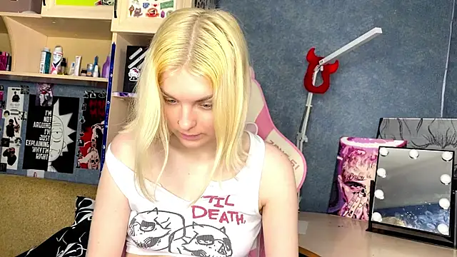 Snapshot of MonicaHolt chatting on July 3, 2026, 1:17 pm MonicaHolt online show from July 3, 2026, 1:17 pm