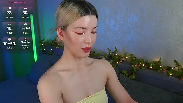 LindaThackerr online show from June 19, 2026, 4:17 am