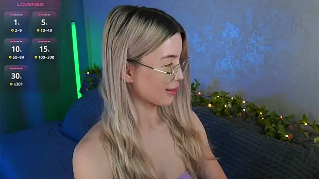 LindaThackerr online show from June 28, 2026, 5:57 am