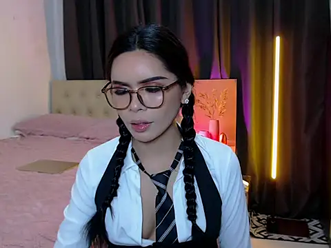 Alexandra Kenn online show from July 6, 2026, 8:33 pm