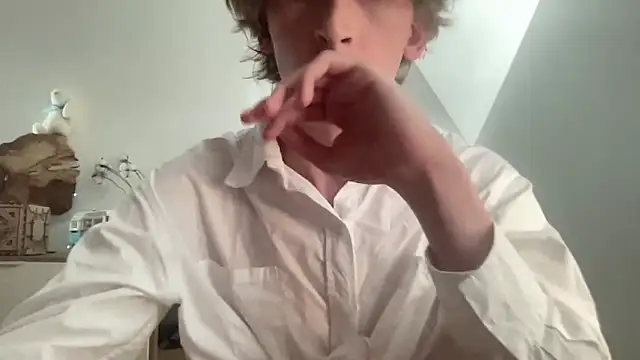 yourfemb0y online show from May 5, 2026, 2:03 pm