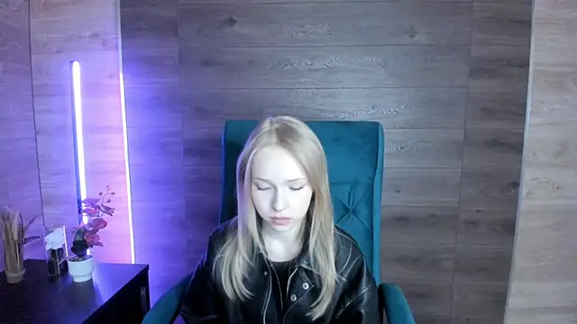 LovvieLov online show from May 6, 2026, 9:03 am
