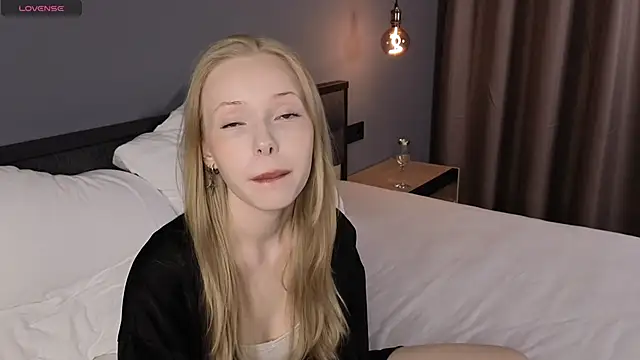 LovvieLov online show from May 27, 2026, 9:12 pm