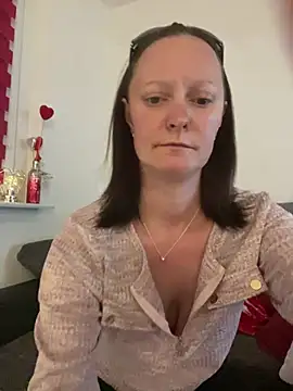 LindaLee90 online show from May 17, 2026, 10:50 pm