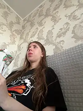 EvaAkiins online show from June 16, 2026, 2:41 pm
