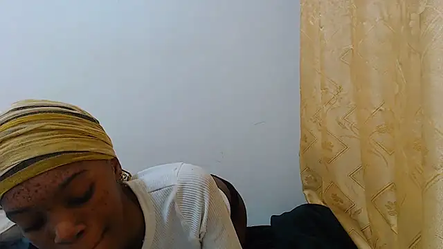 Snapshot of PetiteBarbie_05 chatting on June 14, 2026, 6:48 am PetiteBarbie 05 online show from June 14, 2026, 6:48 am