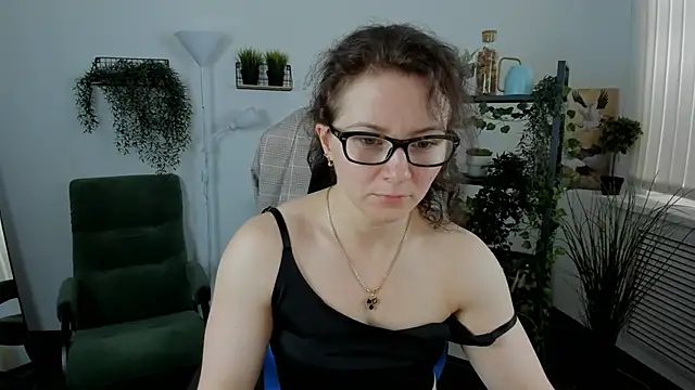 AureliaGleam online show from June 12, 2026, 3:16 am