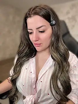 Snapshot of SophiePale chatting on April 13, 2026, 8:31 am SophiePale online show from April 13, 2026, 8:31 am