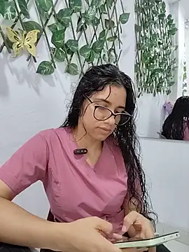 alanahot94 online show from June 16, 2026, 3:47 pm