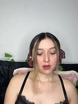 Sarisloves online show from June 24, 2026, 12:53 am