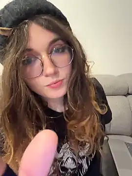 cutypiefull online show from May 15, 2026, 11:45 pm